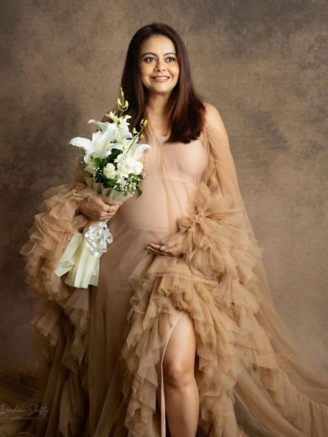 देवोलीना भट्टाचार्जी ने दूसरी एनीवर्सरी की तस्वीरों में किया अपना बेबी बंप फ्लॉन्ट