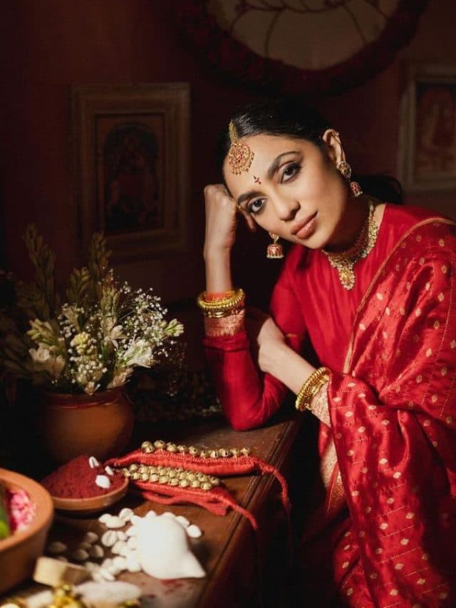 लाल साड़ी में बेहद खूबसूरत लग रही हैं नागा चैतन्य की दुल्हनिया Sobhita