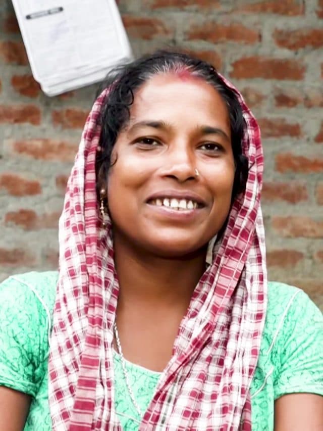 मंईयां सम्मान : हर महीने 2500 रुपए के लिए कतार में महिलाएं