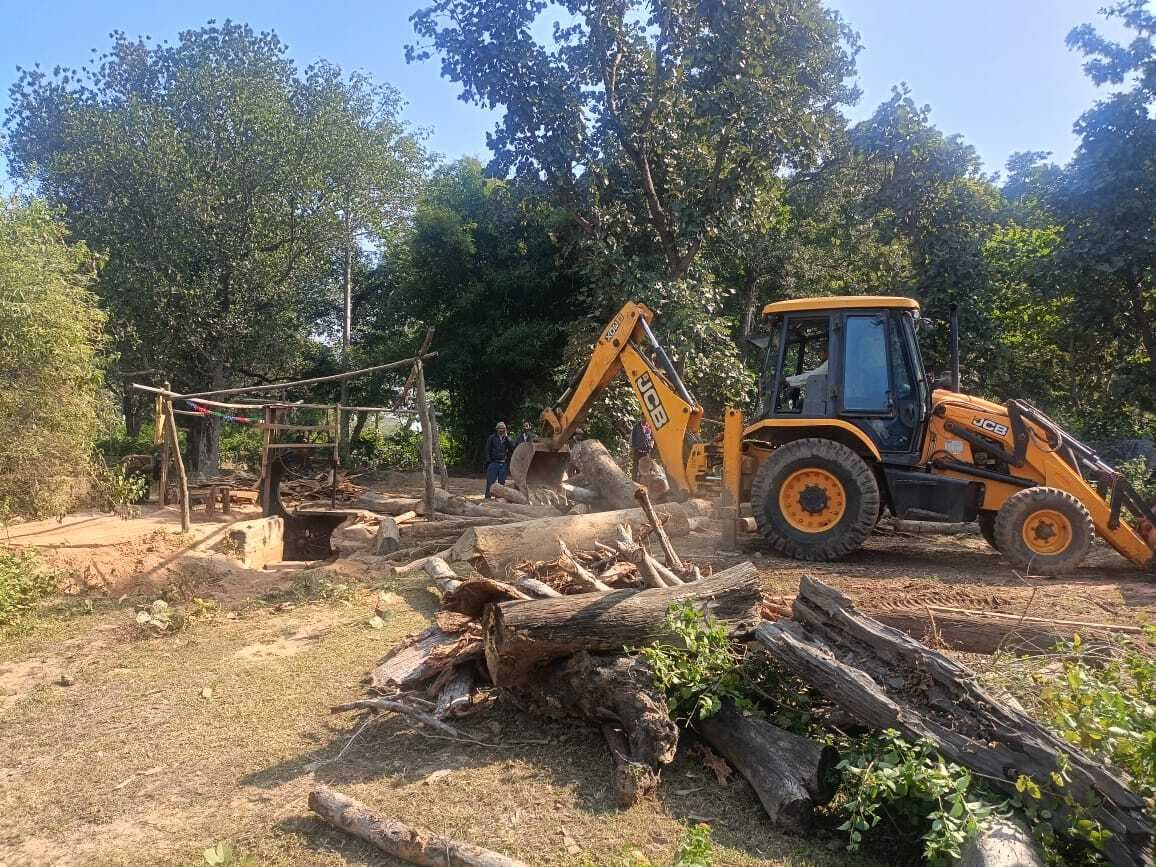 illegal saw mill: अवैध आरा मिल पर चला वन विभाग का बुलडोजर, डेढ़ लाख की सामग्री जब्त