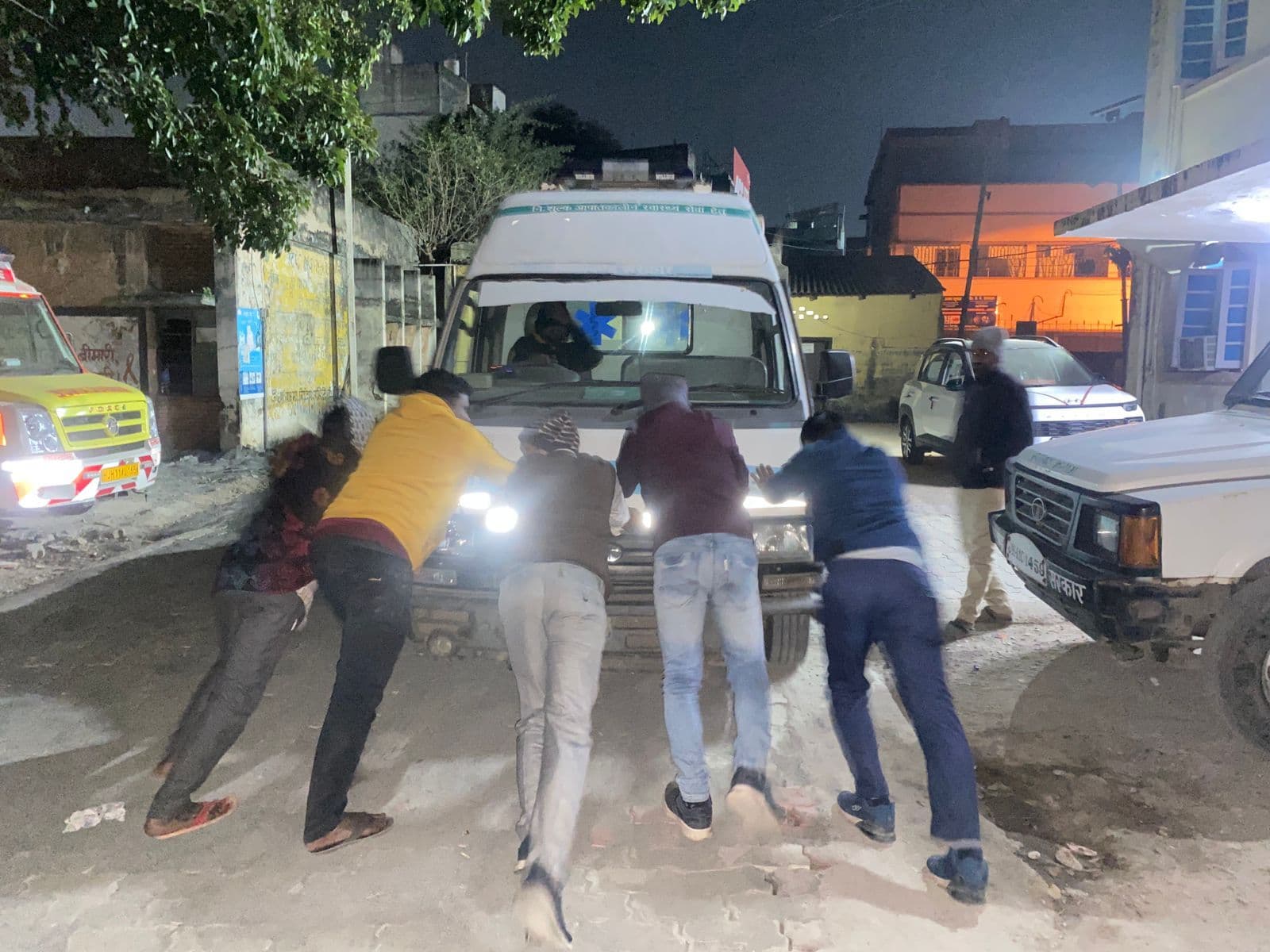 Giridih News: लोग लगाते रहे धक्का, घंटों मशक्कत के बाद भी स्टार्ट नहीं हुई एंबुलेंस