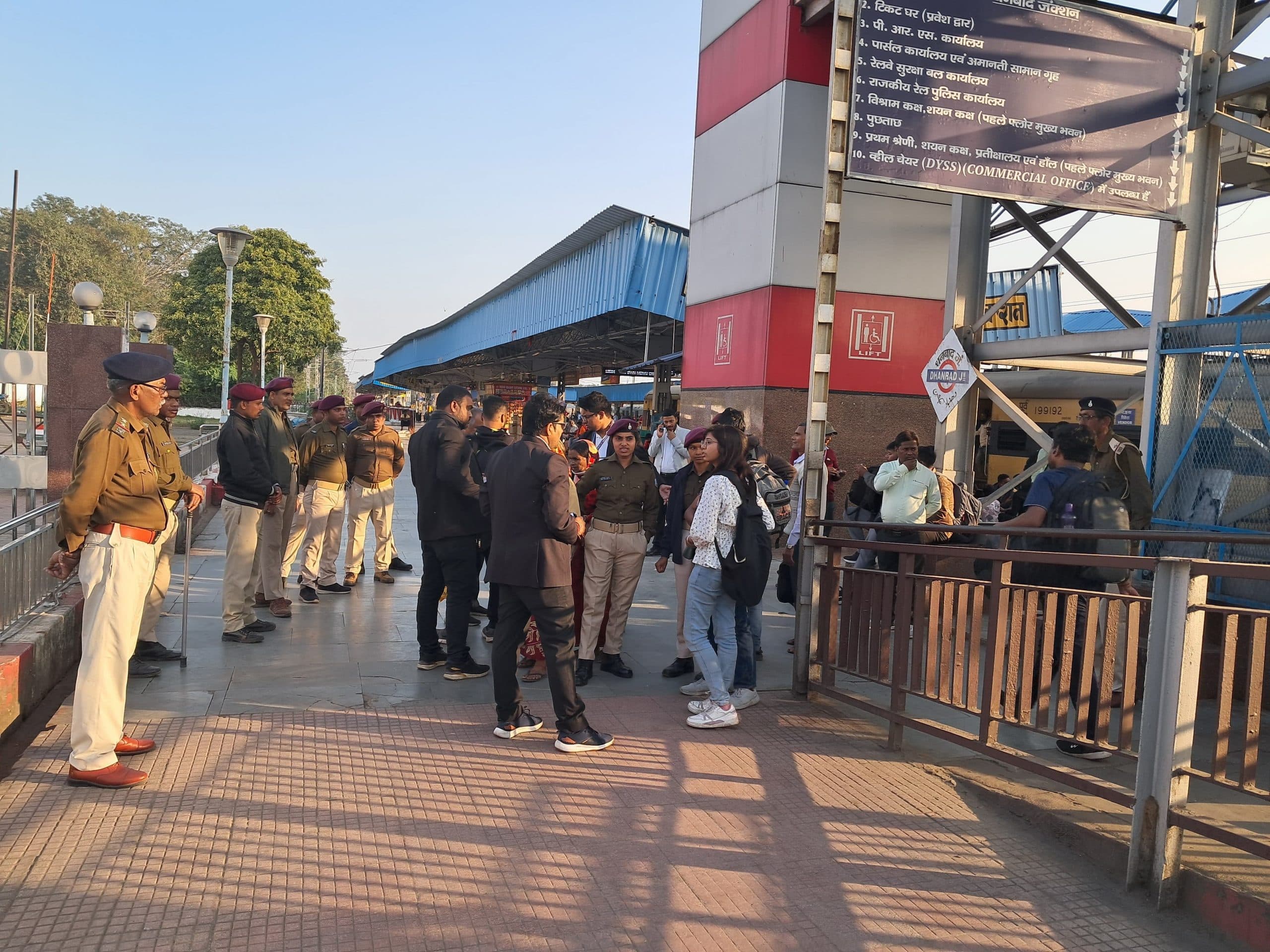 Giridih News: हजारीबाग रोड समेत धनबाद मंडल के कई स्टेशन पर चलाया गया चेकिंग अभियान