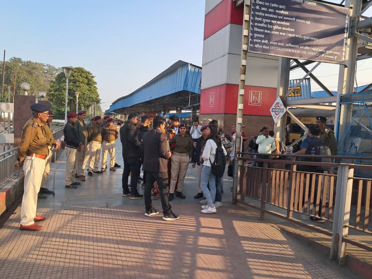 Giridih News: हजारीबाग रोड समेत धनबाद मंडल के कई स्टेशन पर चलाया गया चेकिंग अभियान