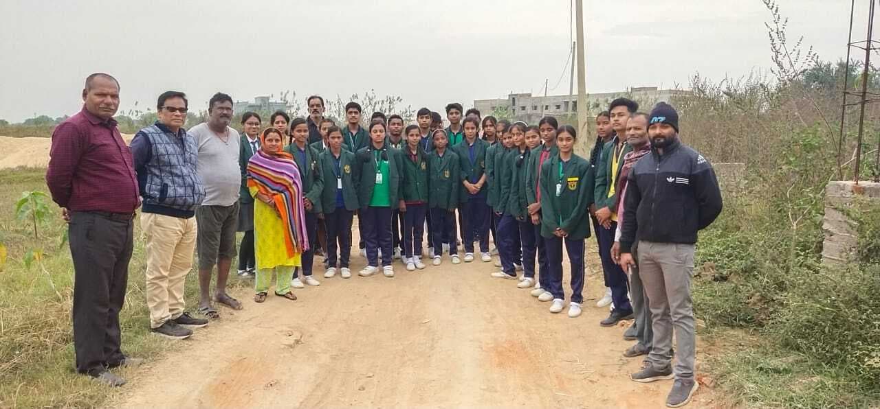 Chaibasa News : लौड़िया गांव जाने के लिए सड़क नहीं, पांच सौ की आबादी परेशान