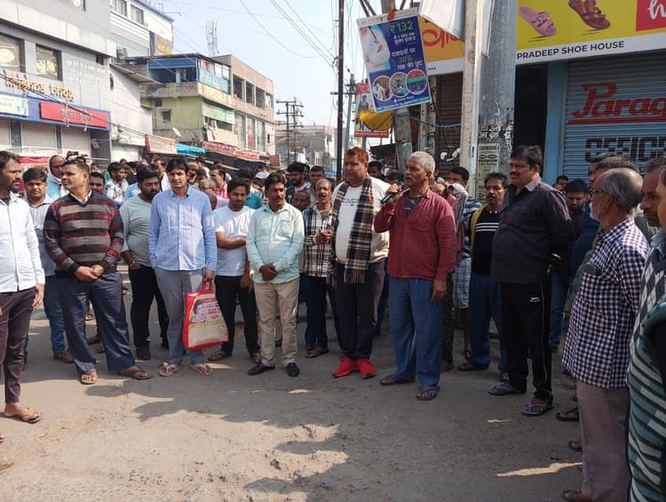 थाने का घेराव कर दुकानदारों ने मांगी सुरक्षा