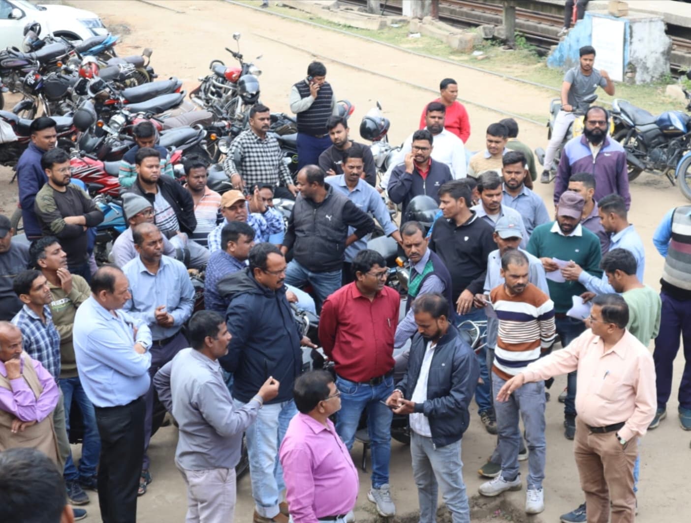 DHANBAD NEWS : नोंक-झोंक के बाद रेलकर्मियों ने काम बंद कर आरपीएफ आरक्षी को बनाया बंधक