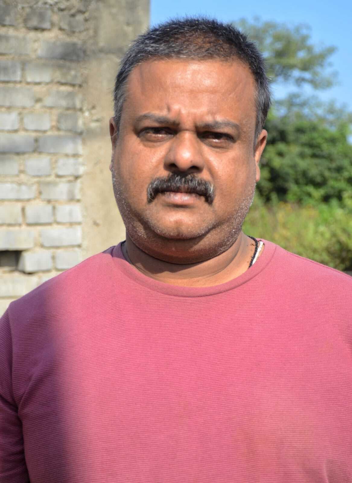 DHANBAD NEWS : रघुवर नगर में रात होते ही सड़कों पर पसर जाता है अंधेरा, जमा हो जाते हैं नशेड़ी, दिन में जर्जर सड़क पर चलना भी है मुश्किल