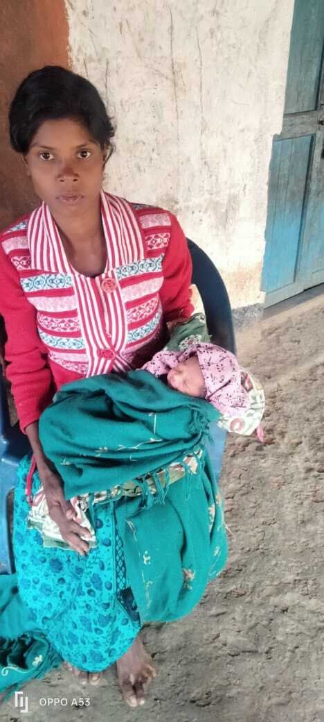 पुल नहीं होने से घर में ही कराया महिला का प्रसव