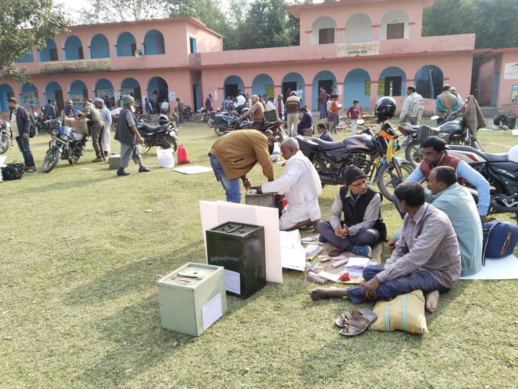 पैक्स अध्यक्ष व प्रबंधन समिति सदस्य चुनाव प्रचार में प्रत्याशियों ने झोंकी ताकत