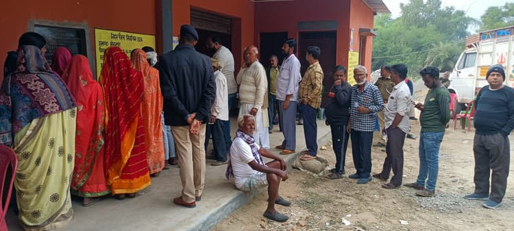 Gaya News : बाराचट्टी और मोहनपुर में शांतिपूर्वक रहा पैक्स मतदान