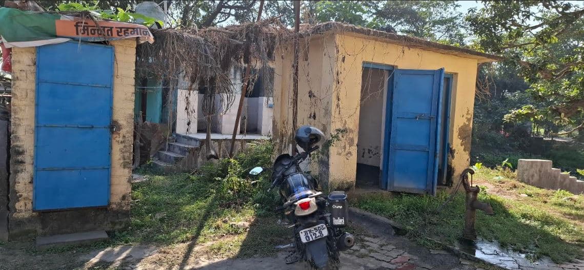 प्रखंड कार्यालय परिसर में बना शौचालय जर्जर, लोगों को हो रही है परेशानी