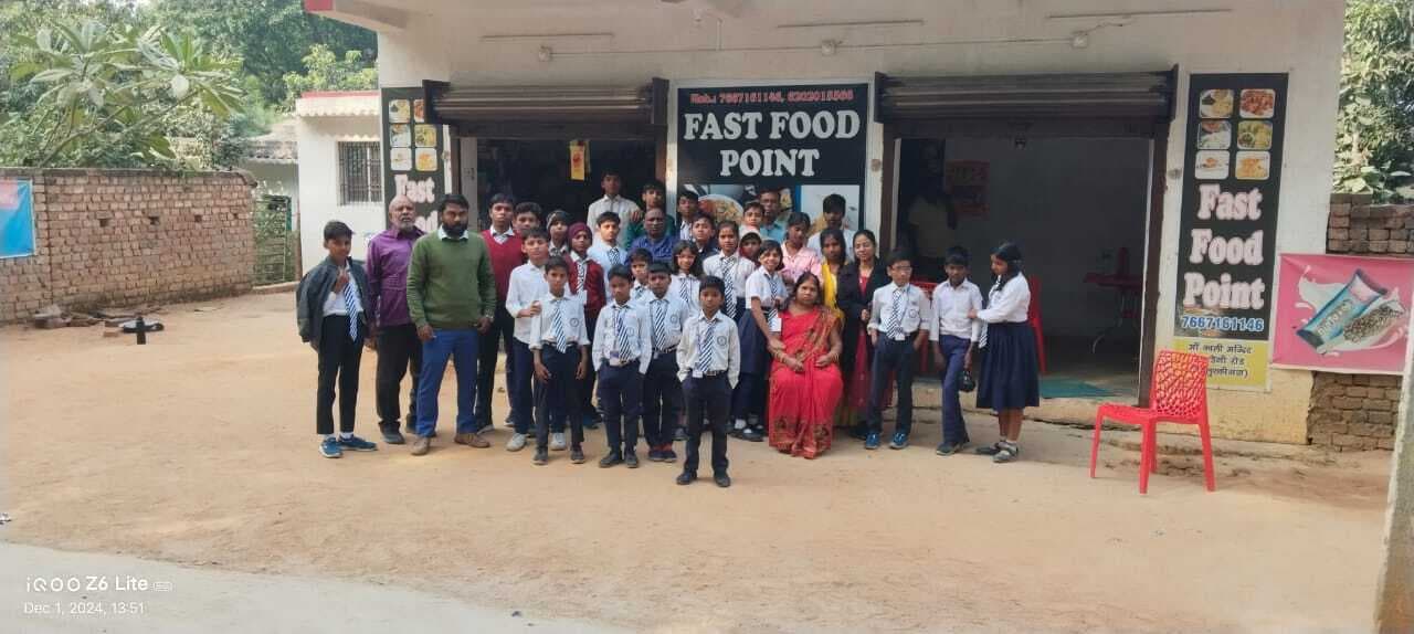 शैक्षणिक भ्रमण पर मैक्लुस्कीगंज पहुंचा छात्रों का दल