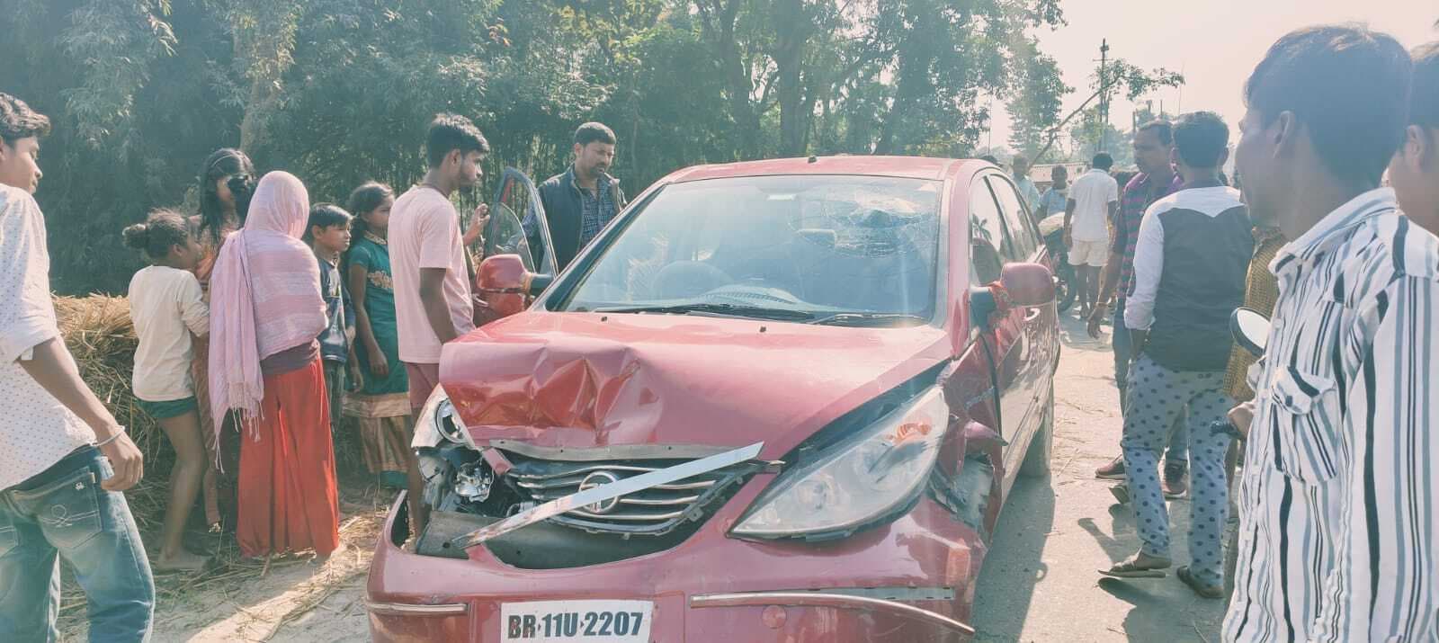 कार व बाइक की टक्कर, दो पुरुष सहित एक महिला घायल