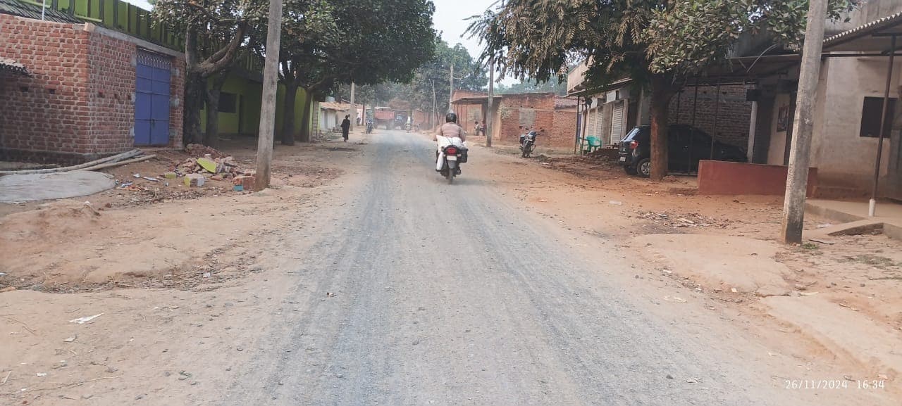 Jamtara News: समय हो गया पूरा, डस्ट डाल सड़क निर्माण छोड़ा अधूरा, परेशानी झेल रहे ग्रामीण