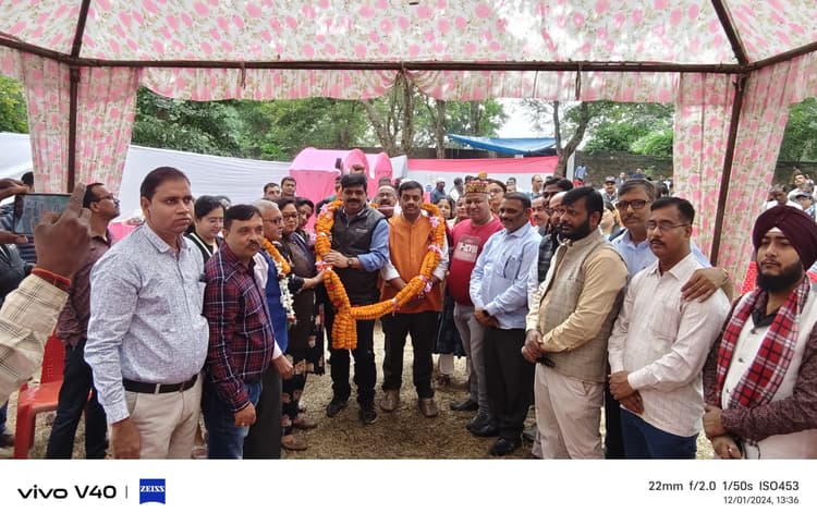 Jamshedpur news. टाटा मोटर्स न्यू ड्रीम लाइन कर्मियों के वनभोज में महामंत्री हुए सम्मानित