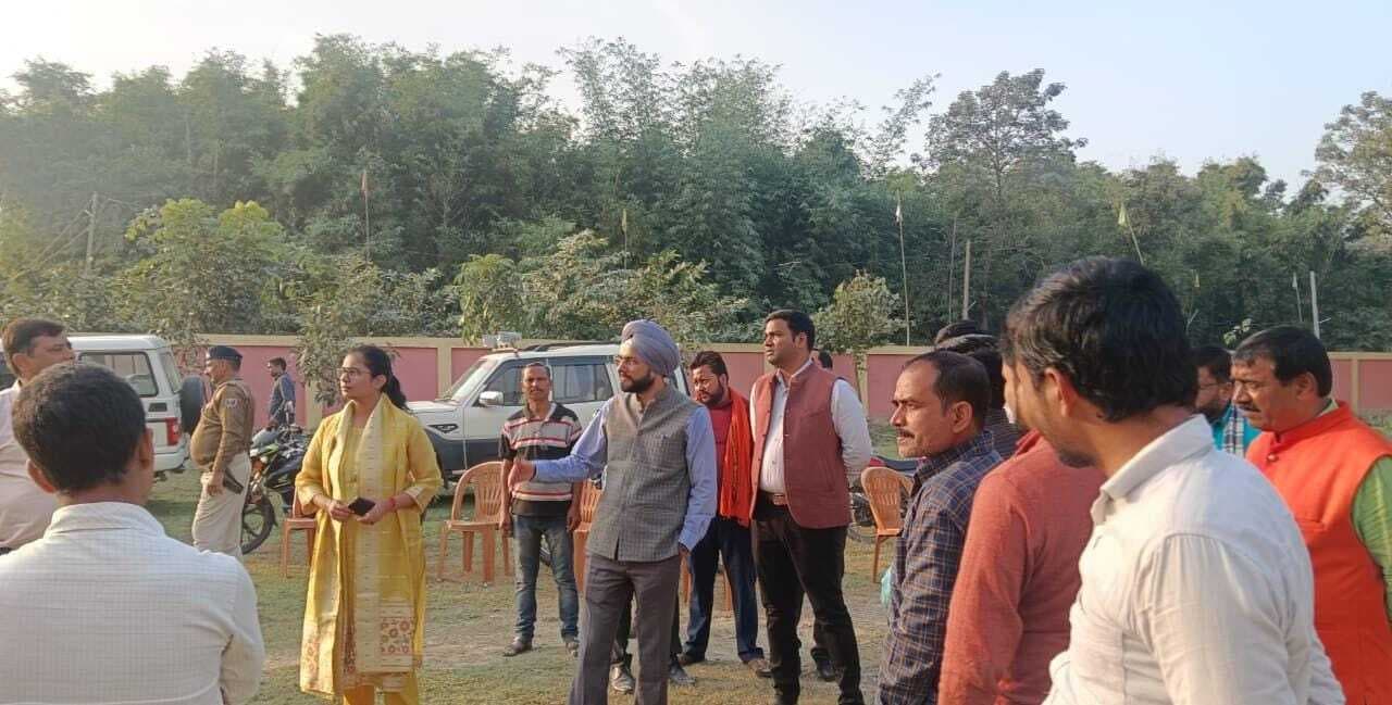 कमरगामा में मुख्यमंत्री के संभावित आगमन को लेकर डीएम ने किया निरीक्षण