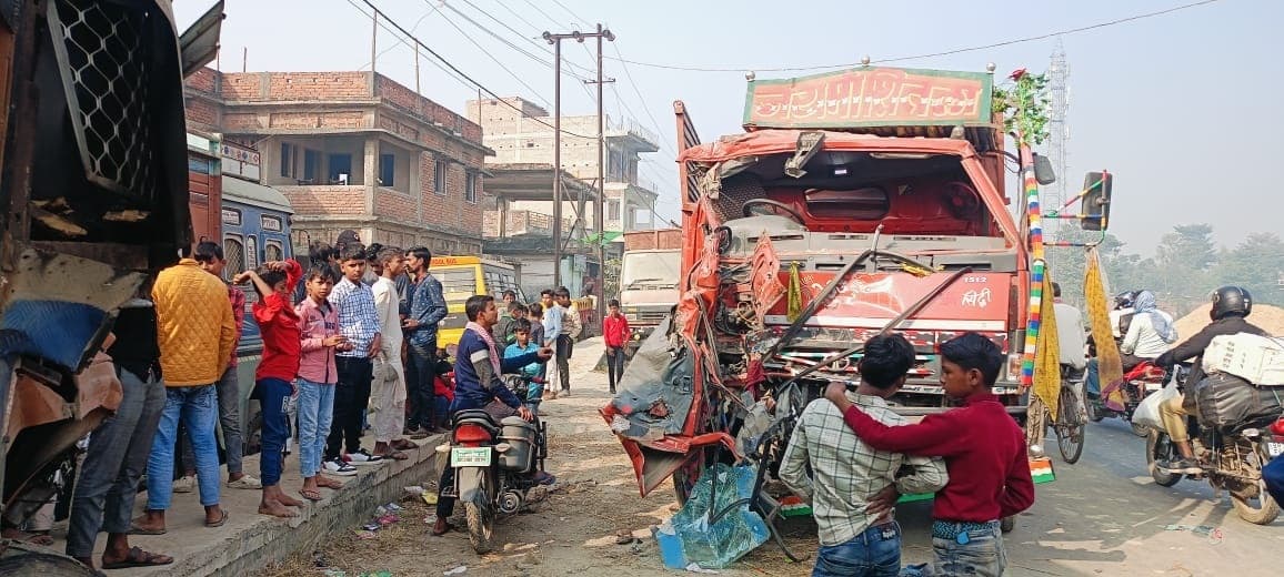 परसौनी में घना कोहरा के बीच दो ट्रक की भिडंत, चालक की मौत
