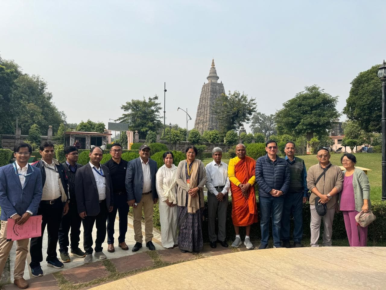 Gaya News : सेवानिवृत्त मुख्य सचिव व हाइकोर्ट के जजों ने महाबोधि मंदिर में की पूजा