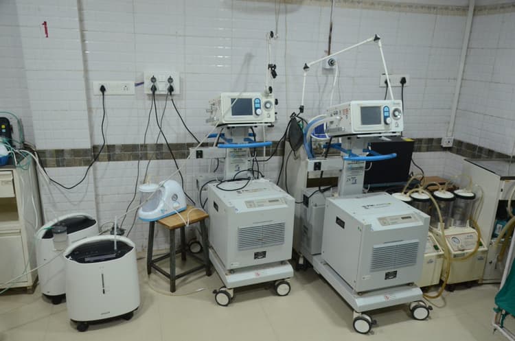 Deoghar News : टेक्नीशियन नहीं रहने से बंद पड़े हैं करोड़ों के वेंटिलेटर