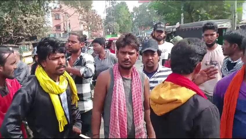 Deoghar News : छिनतई करने वाले युवकों के विरोध में सड़क पर उतरे समाज के लोग, दो को खदेड़ा