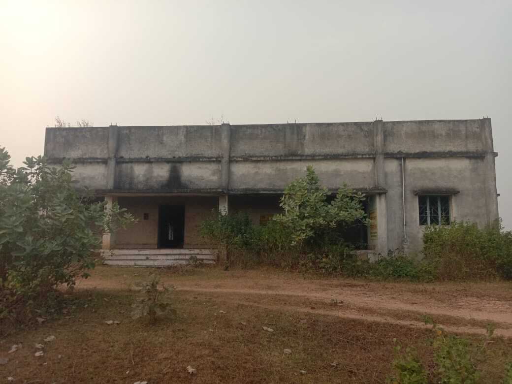 मारगोमुंडा में रख रखाव के अभाव में किसान भवन जर्जर