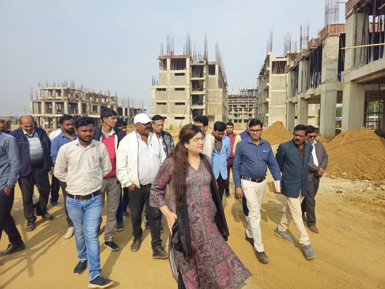 डीएम ने निर्माणाधीन मेडिकल कॉलेज का किया निरीक्षण