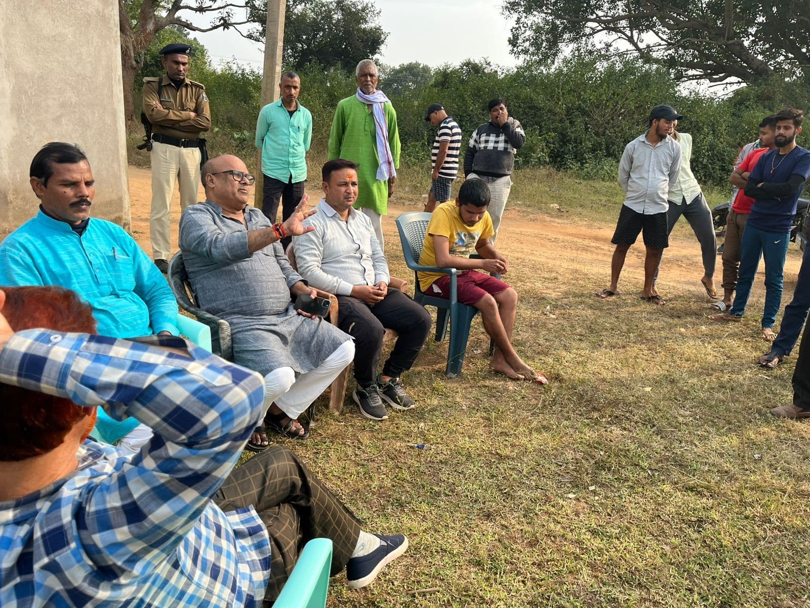 मृतक के परिजन से मिले  पूर्व विधान पार्षद , हर संभव मदद का दिय भरोसा