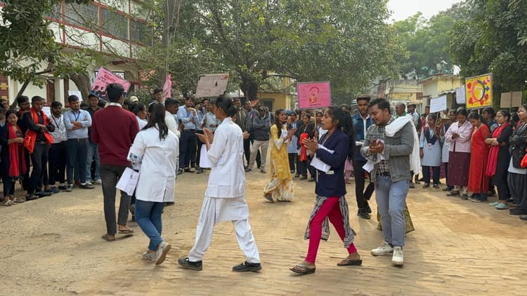 नुक्कड़ नाटक कर एड्स से बचाव की दी जानकारी