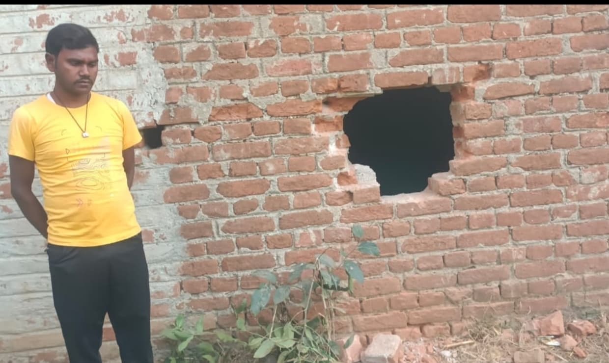 दीवार काटकर नकदी सहित दो लाख से अधिक मूल्य के सामान की चोरी