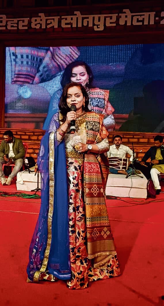 Sonpur Mela : गायिका चंदन तिवारी की लोक गीतों की शानदार प्रस्तुति पर खूब झूमे श्रोता