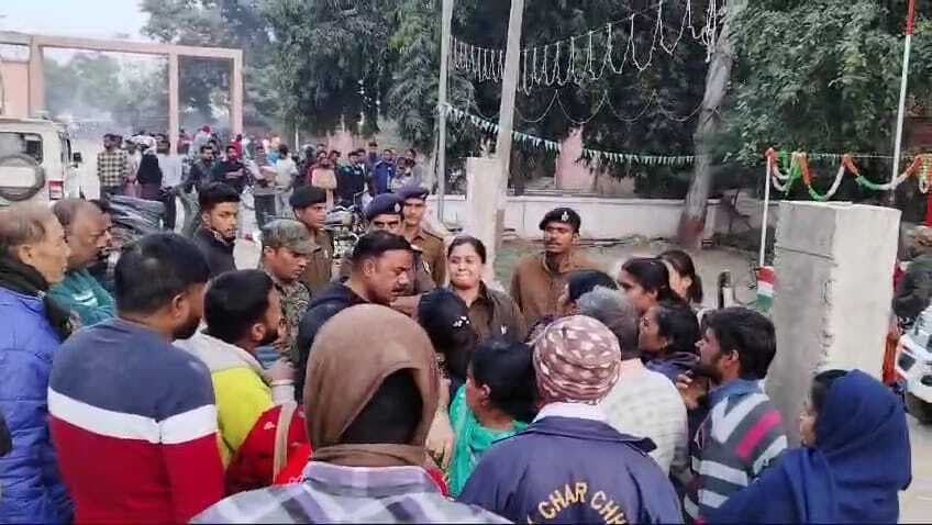 Gaya News : साइबर ठगी में पकड़े गये लोगों के परिजनों ने थाने में काटा बवाल