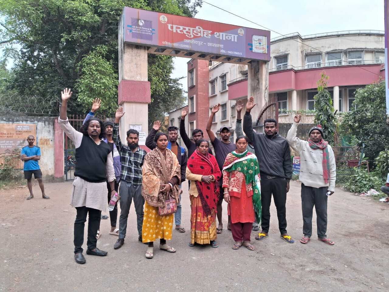 परसुडीह : मुआवजा की मांग को लेकर मृतक के परिजन पहुंचे थाना