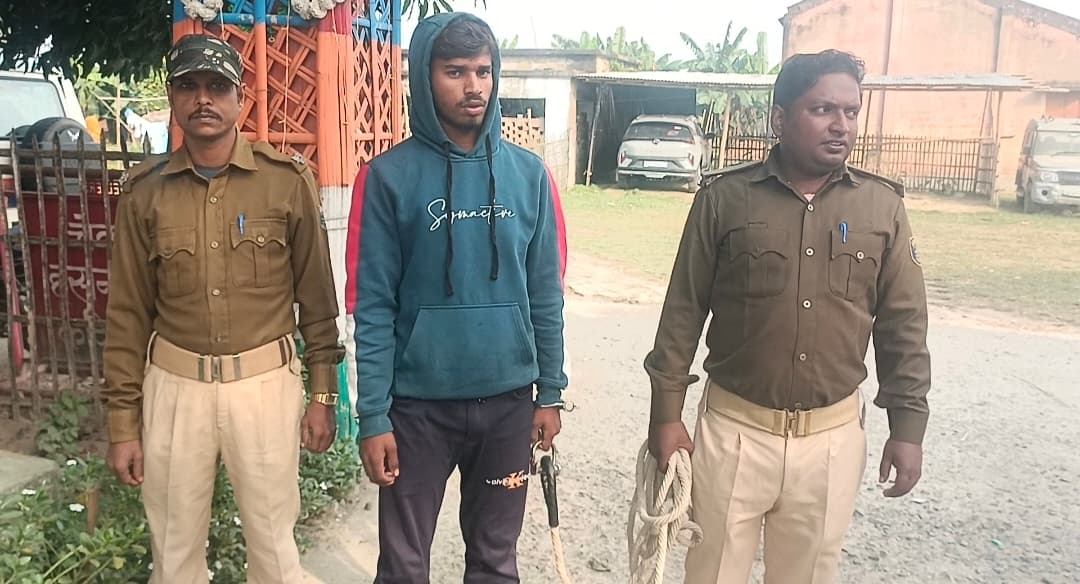 Katihar news : 206 ग्राम गांजा के साथ तस्कर गिरफ्तार, 21 चीलम भी पुलिस ने किया बरामद