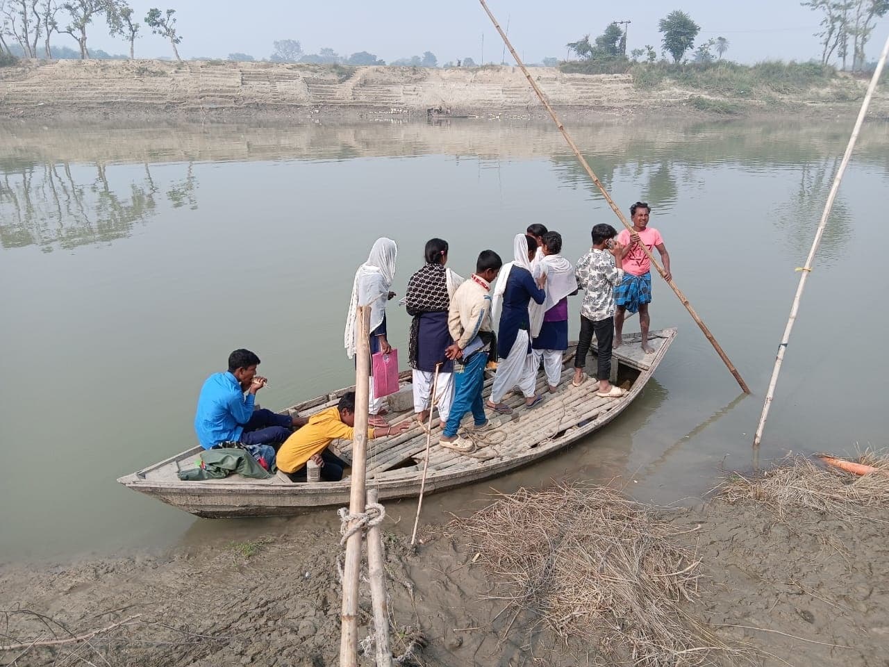 नाव के सहारे नदी पार कर स्कूल जाते हैं सिरसिया के बच्चे