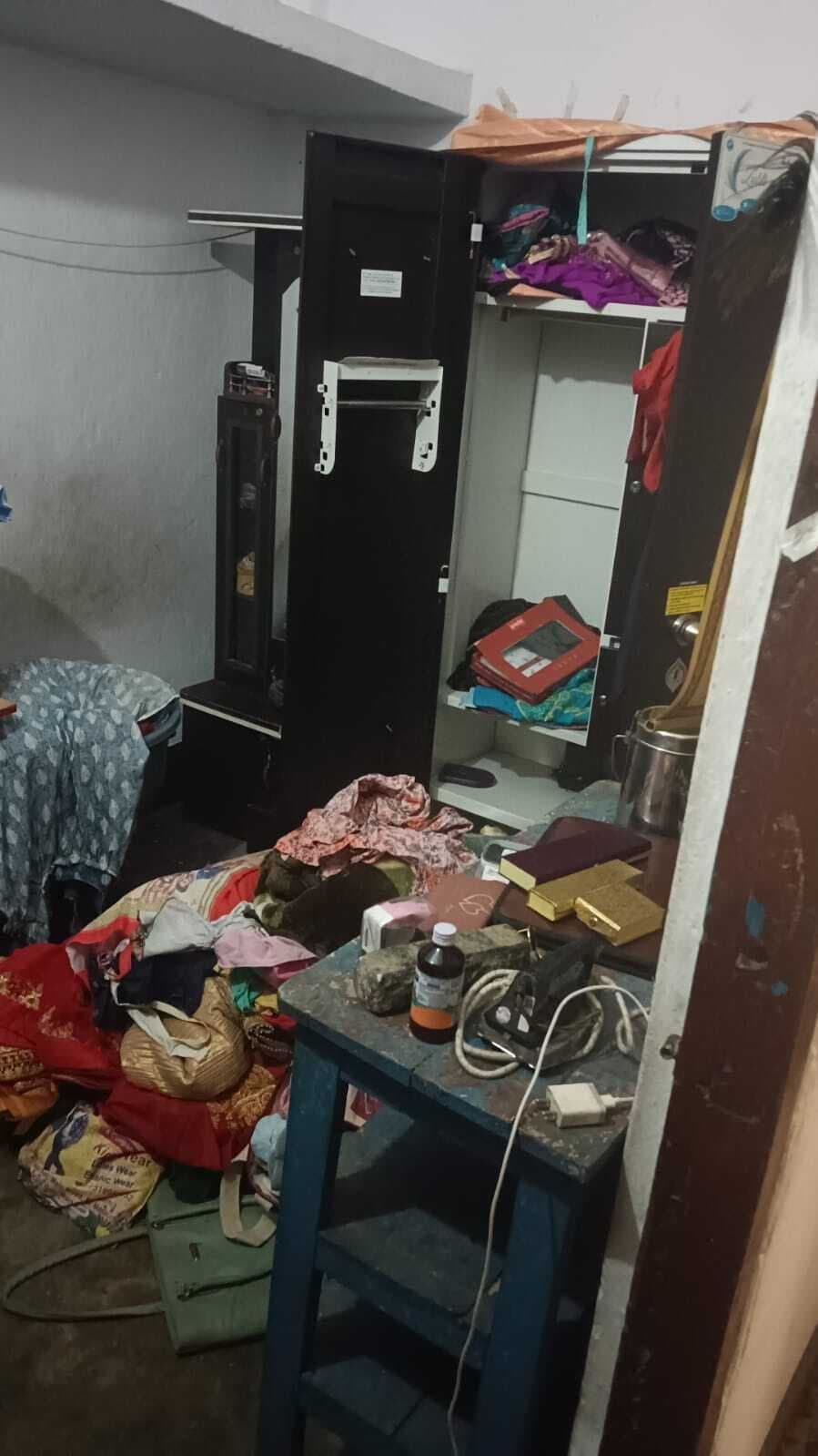 ग्रामीण चिकित्सक के घर से नकद व गहने समेत दस लाख की चोरी