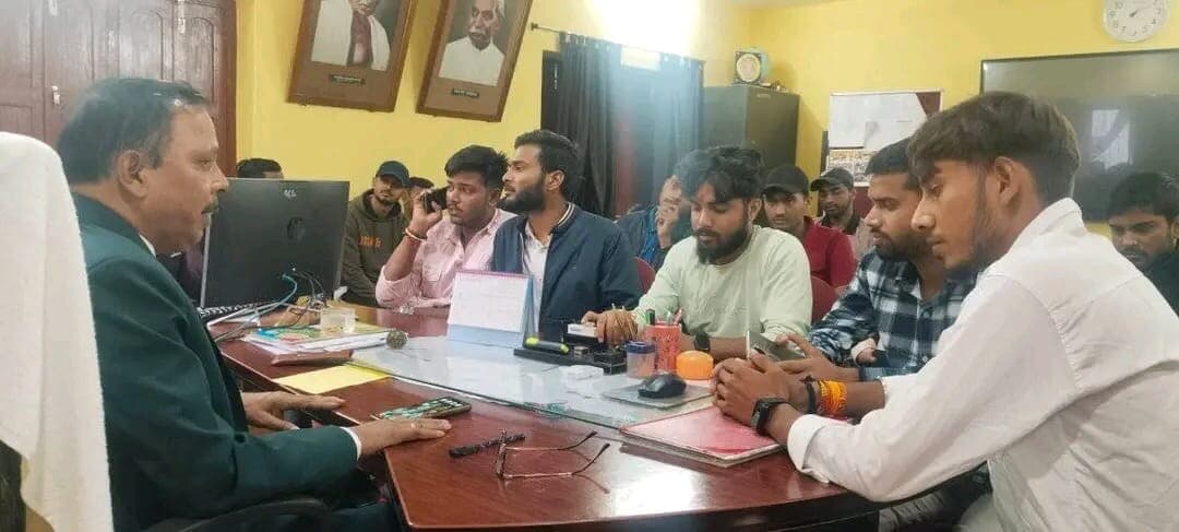 Giridih News :परीक्षा परिणाम में गड़बड़ी को ले प्राचार्य से मिले एबीवीपी के कार्यकर्ता