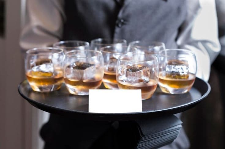 Giridih News: होटलों में अवैध रूप से परोसी जा रही अंग्रेजी शराब