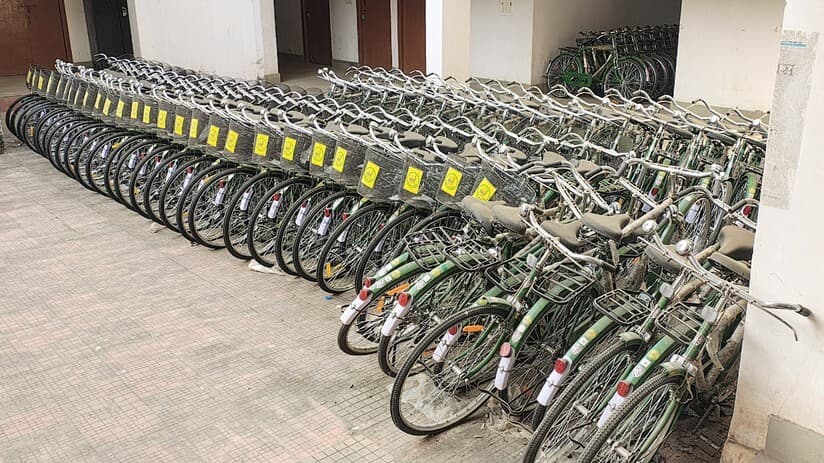 धूल फांक रही कल्याण विभाग की साइकिलें