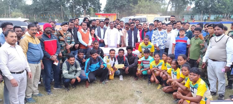 East Singhbhum : फुटबॉल लवर्स को हराकर बादलीगढ़ एफसी ने जीता खिताब