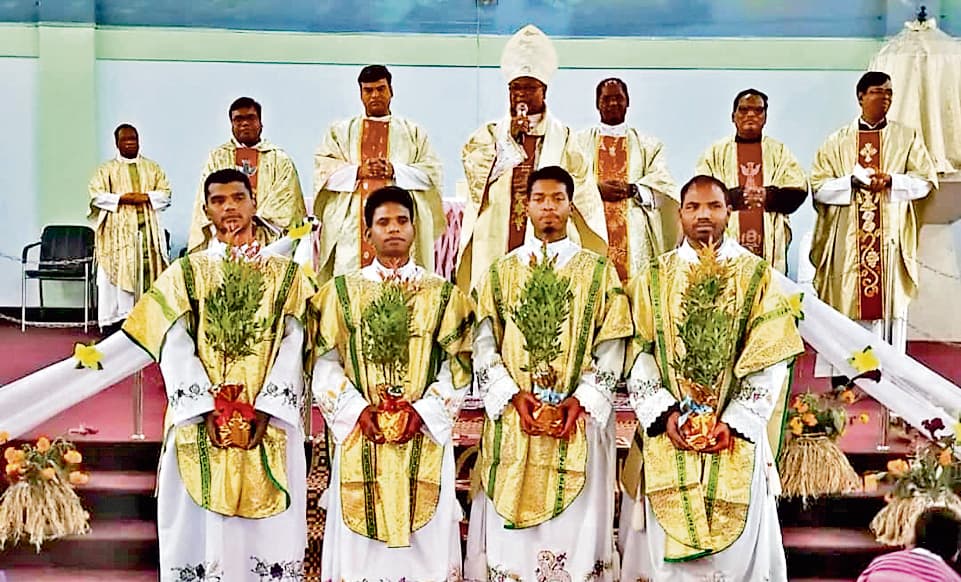 ranchi news : उपयाजक ईमानदारी और निष्ठा से सेवा कार्य करे : आर्चबिशप