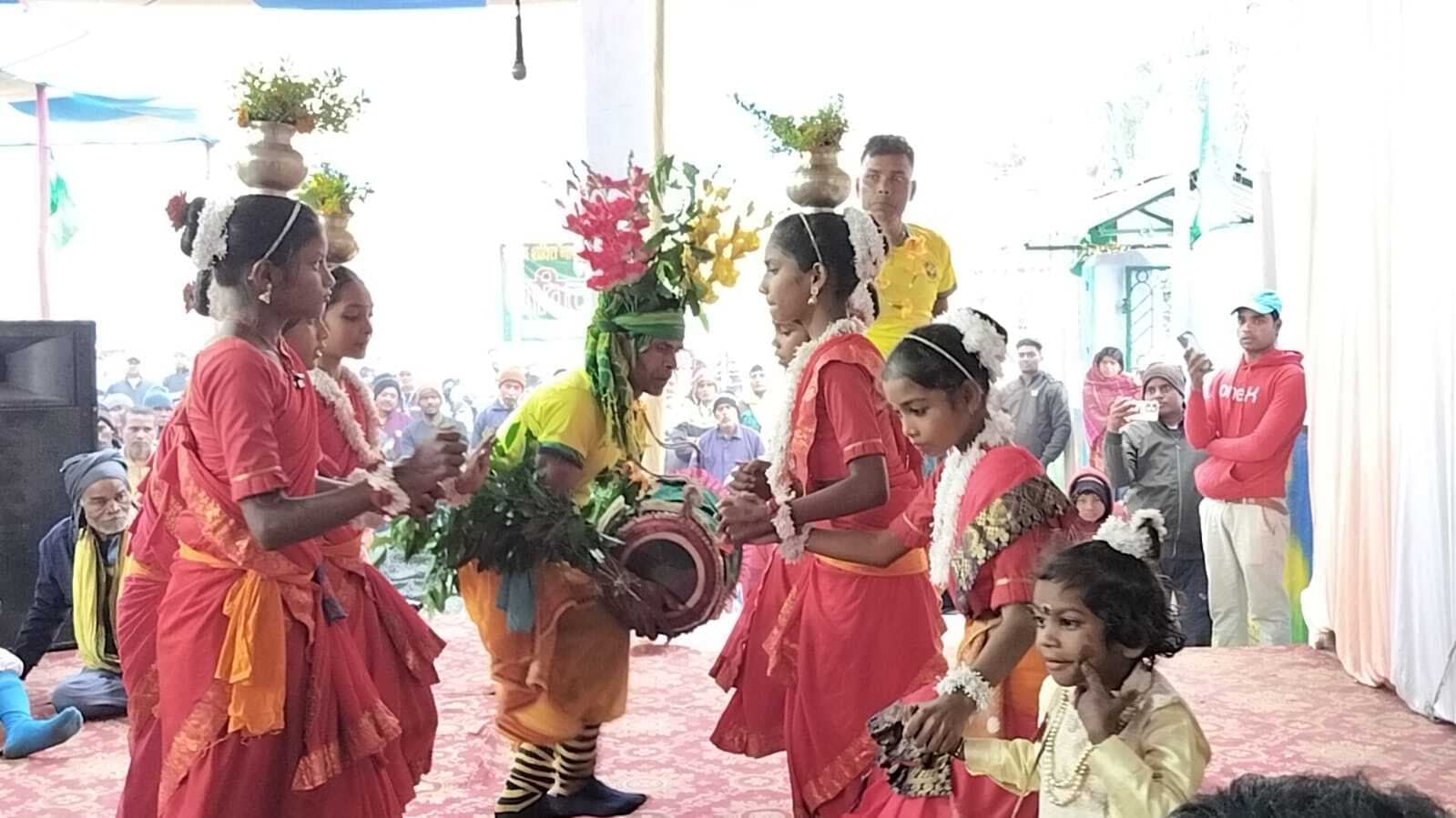 Dhanbad News:शक्ति मेला में झूमर प्रतियोगिता का आयोजन