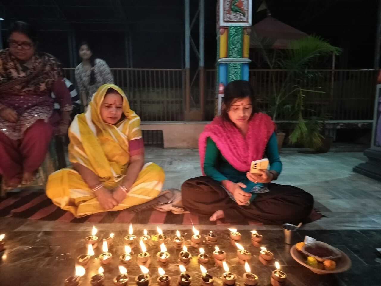 DHANBAD NEWS : केरेलियन परिवार ने जलाये 108 दीपम, सुख समृद्धि के लिए की प्रार्थना