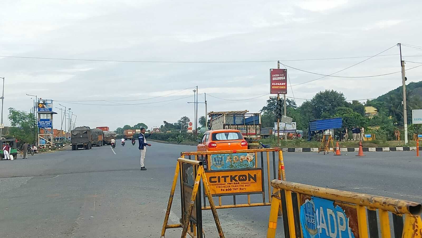 Dhanbad News:बंगाल बॉर्डर पर पांचवें दिन भी आलू लदे वाहनों को रोका गया