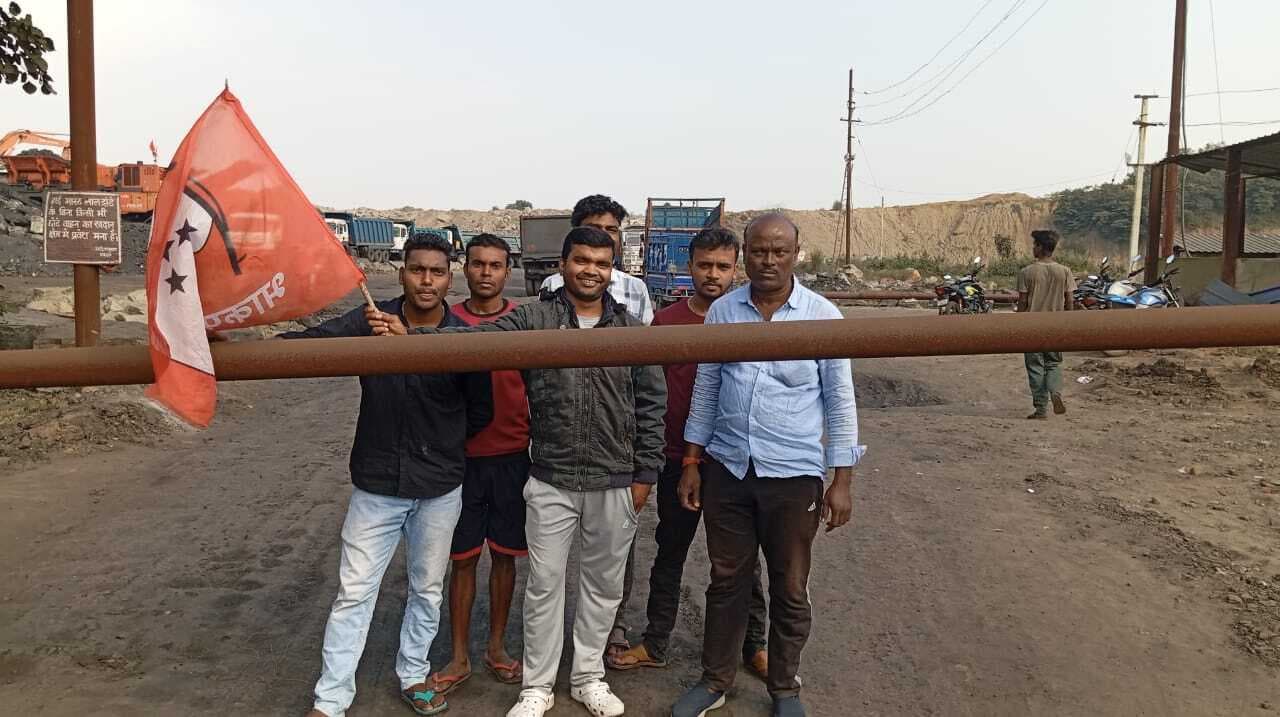 Dhanbad News: मुआवजा-नियोजन को ले रैयतों ने इसीएल की ट्रांसपोर्टिंग रोकी
