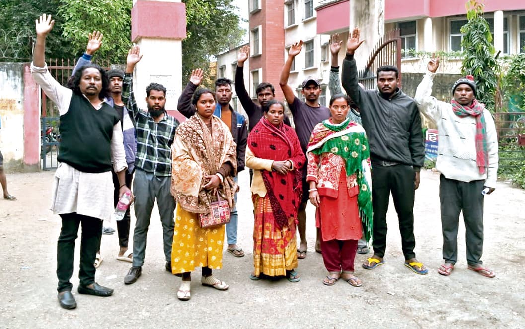 Jamshedpur News : मुआवजा की मांग को लेकर मृतक के परिजनों ने परसुडीह थाना के समक्ष किया प्रदर्शन