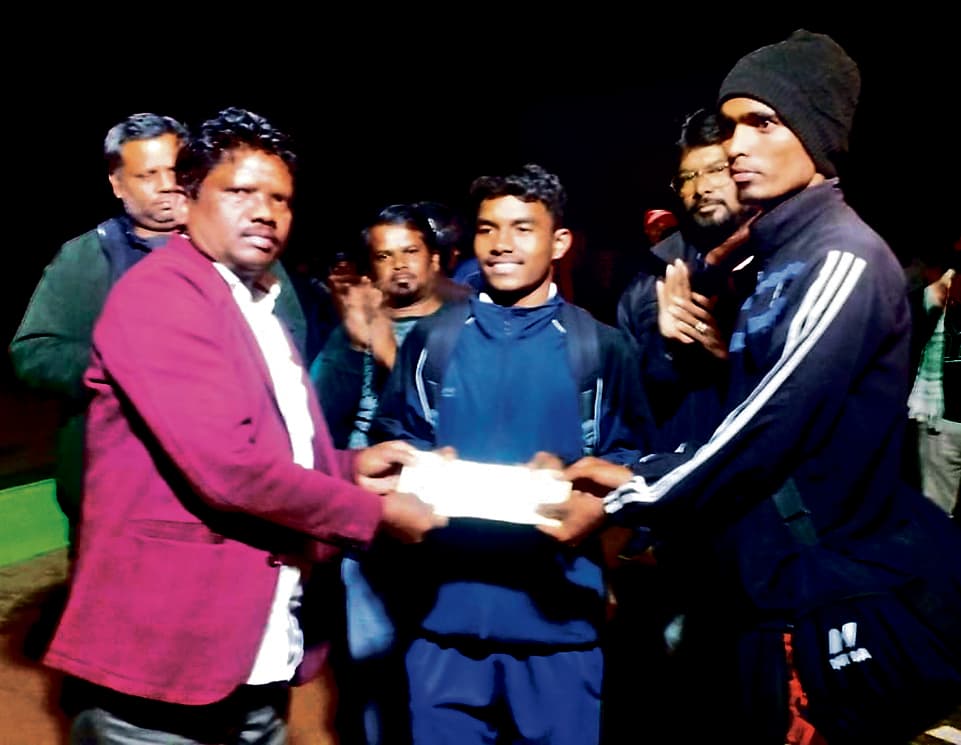 Jamshedpur News : फुटबॉल टूर्नामेंट में शांति बॉयज क्लब साकची बना विजेता