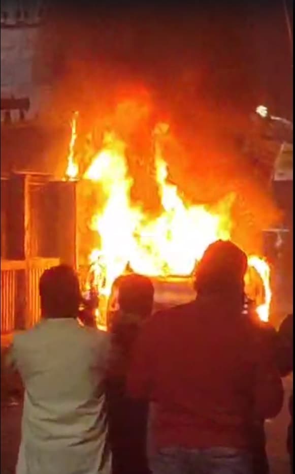 Patna News : बाइक में धक्का मार भाग रही कार में लगी आग