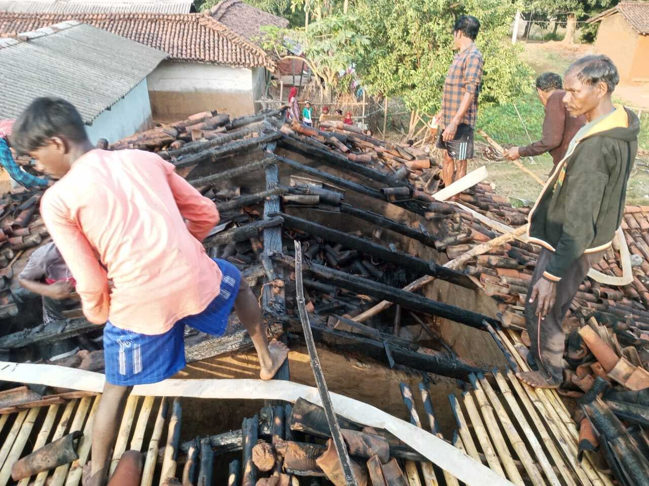 news of fire : आग से खपरैल का घर जल कर राख, लाखों की क्षति