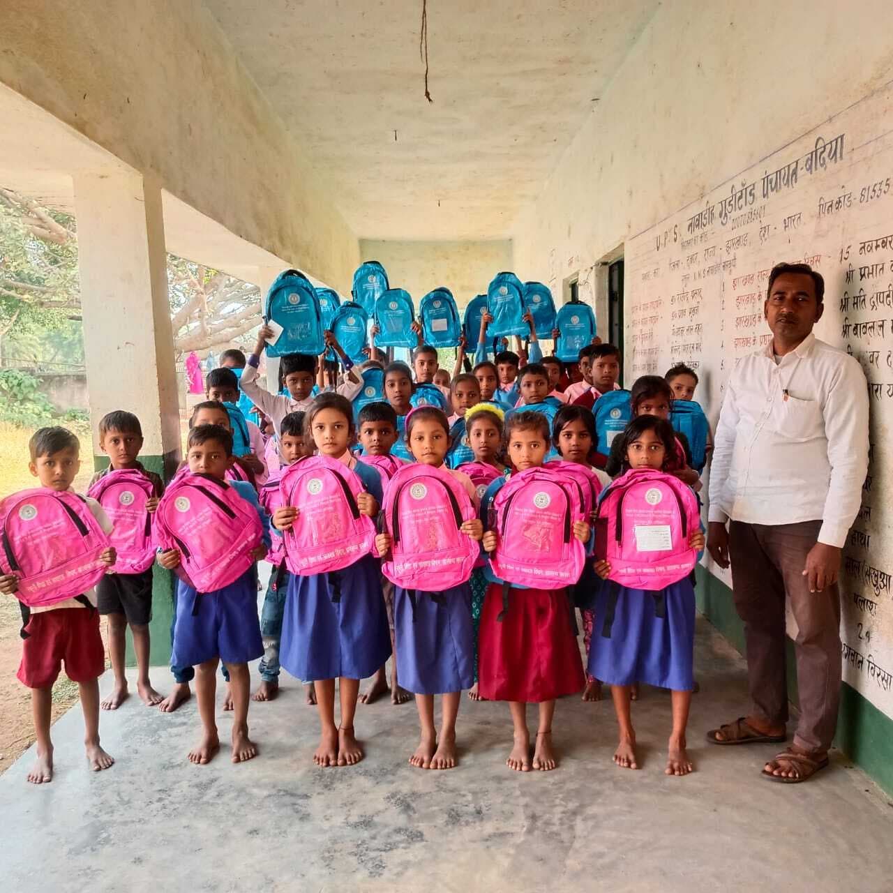 करौं में बच्चों के बीच स्कूली बैग वितरित