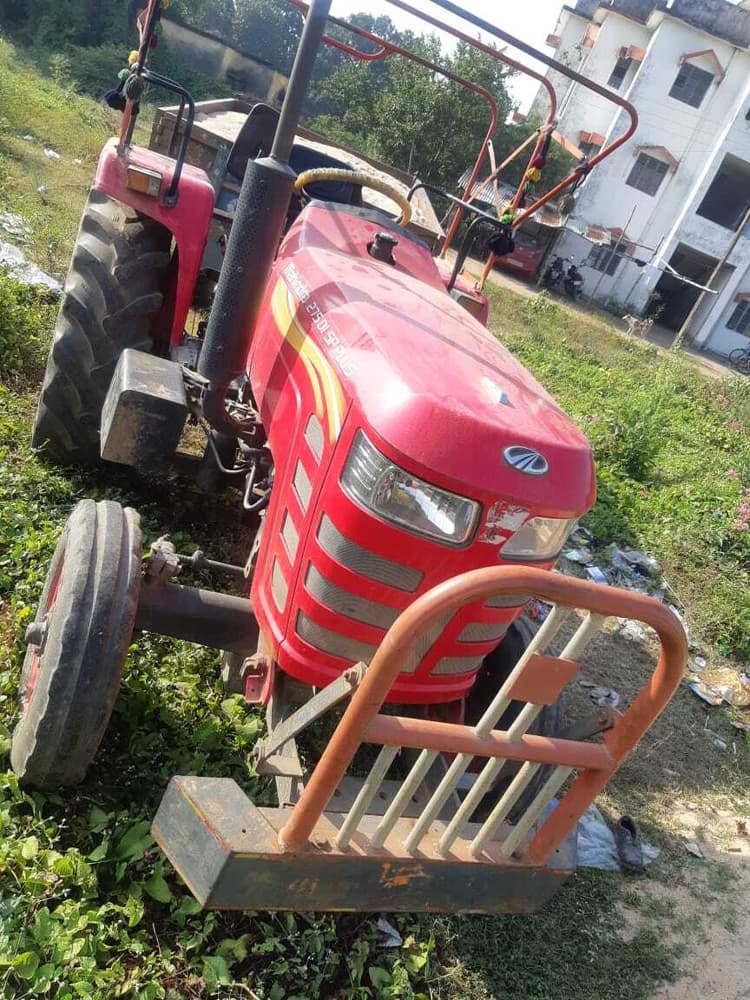 बालू लदा ट्रैक्टर को पुलिस ने किया जब्त